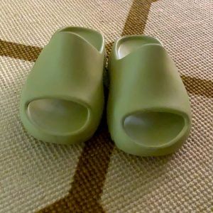 Kids Yeezy slide